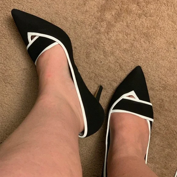 Black & White pumps *LIKE NEW* - Picture 3 of 8
